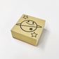 １１ . 完成品　(台木ＭＤＦ)台木サイズ縦５２ｍｍ×横５２ｍｍ×高さ２１ｍｍ丈 見出し無地 印面サイズ４９mm×４９mm以下 同じデザイン１種類 １０個 ※合計３０個から注文可