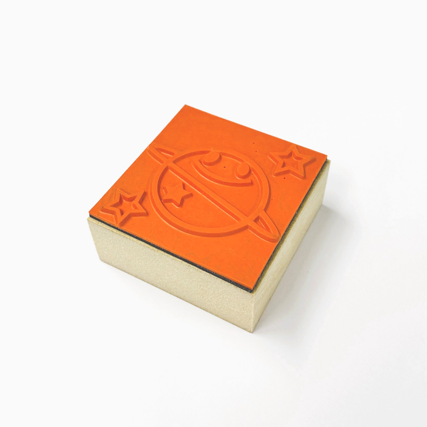 １１ . 完成品　(台木ＭＤＦ)台木サイズ縦５２ｍｍ×横５２ｍｍ×高さ２１ｍｍ丈 見出し無地 印面サイズ４９mm×４９mm以下 同じデザイン１種類 １０個 ※合計３０個から注文可