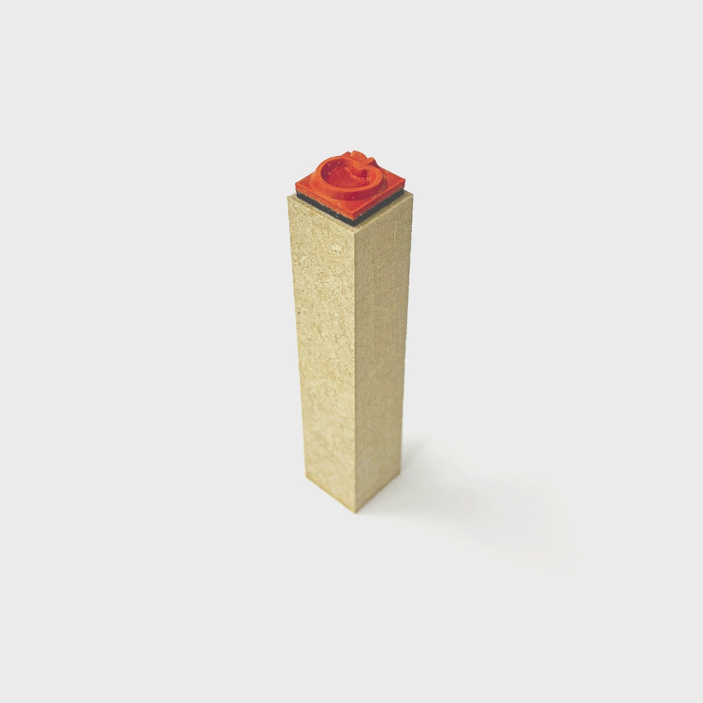 １２. 完成品　(台木ＭＤＦ)台木サイズ縦１２ｍｍ×横１２ｍｍ×高さ５８ｍｍ丈 見出し白箔 印面サイズ９mm×９mm以下 同じデザイン１種類 １０個 ※合計３０個から注文可