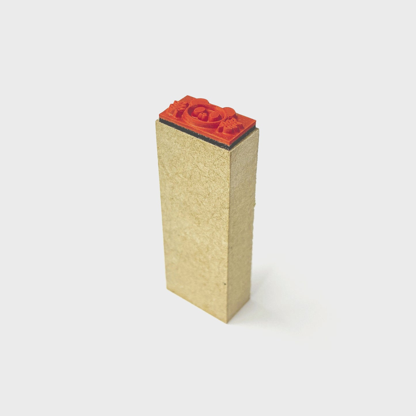 １３. 完成品　(台木ＭＤＦ)台木サイズ縦１２ｍｍ×横２２ｍｍ×高さ５８ｍｍ丈 見出し白箔 印面サイズ９mm×１９mm以下 同じデザイン１種類 １０個 ※合計３０個から注文可