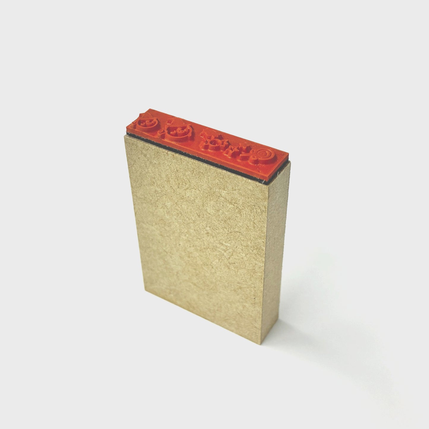 １４. 完成品　(台木ＭＤＦ)台木サイズ縦１２ｍｍ×横４２ｍｍ×高さ５８ｍｍ丈 見出し白箔 印面サイズ９mm×３９mm以下 同じデザイン１種類 １０個 ※合計３０個から注文可