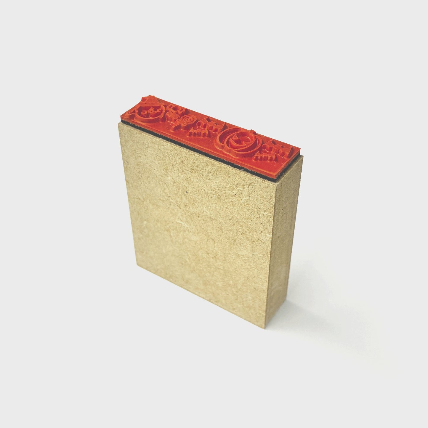１５. 完成品　(台木ＭＤＦ)台木サイズ縦１５ｍｍ×横５７ｍｍ×高さ５８ｍｍ丈 見出し白箔 印面サイズ１２mm×５４mm以下 同じデザイン１種類 １０個 ※合計３０個から注文可