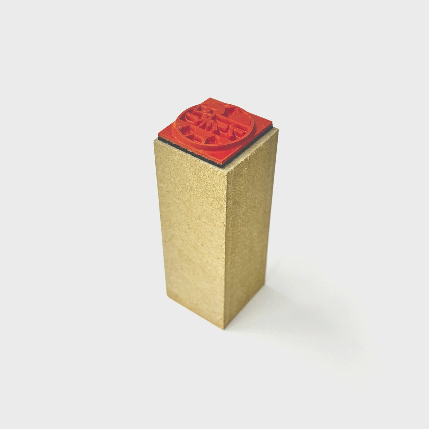 １６. 完成品　(台木ＭＤＦ)台木サイズ縦２２.５ｍｍ×横２２ｍｍ×高さ５８ｍｍ丈 見出し白箔 印面サイズ１９mm×１９mm以下 同じデザイン１種類 １０個 ※合計３０個から注文可