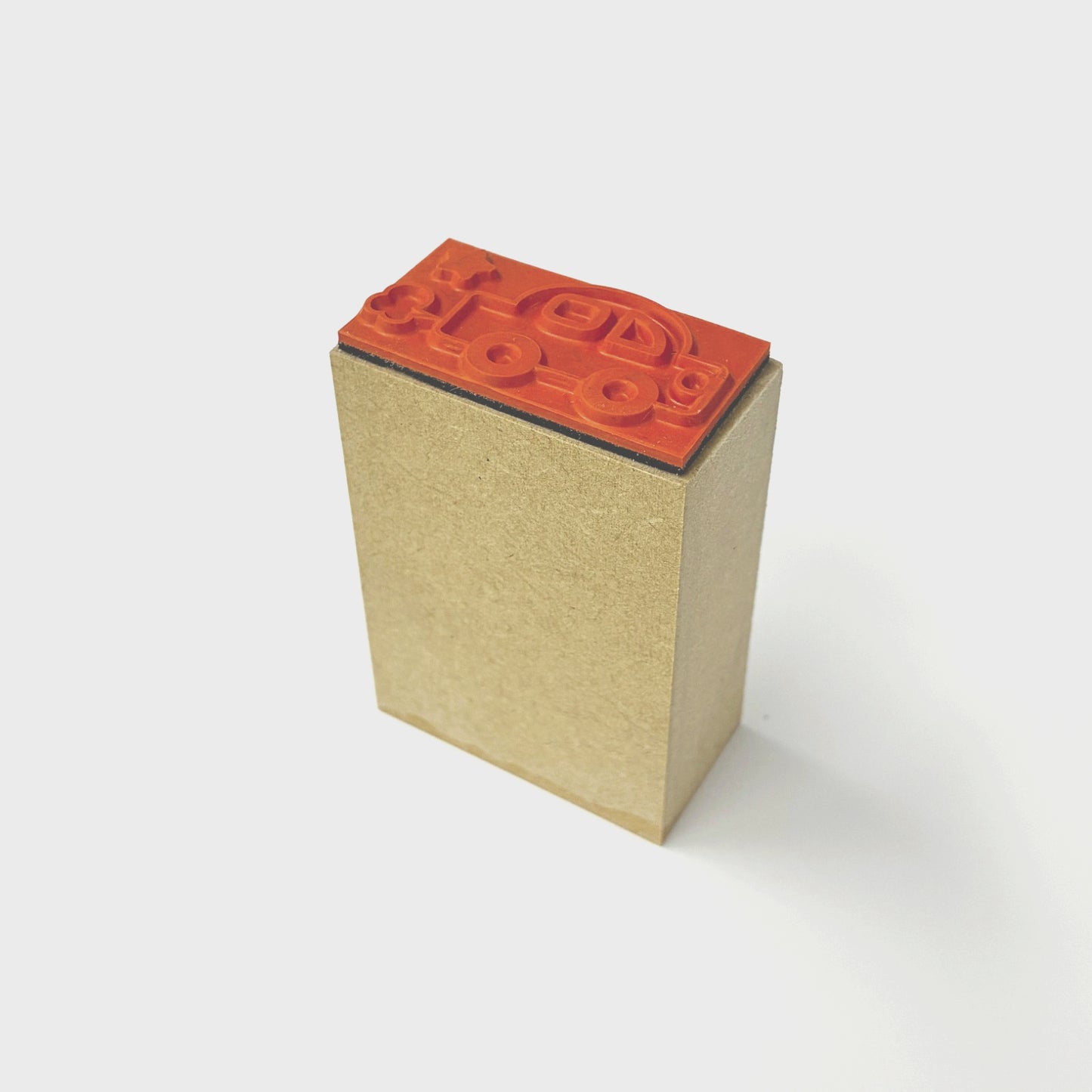 １８. 完成品　(台木ＭＤＦ)台木サイズ縦２２.５ｍｍ×横４２ｍｍ×高さ５８ｍｍ丈 見出し白箔 印面サイズ１９mm×３９mm以下 同じデザイン１種類 １０個 ※合計３０個から注文可