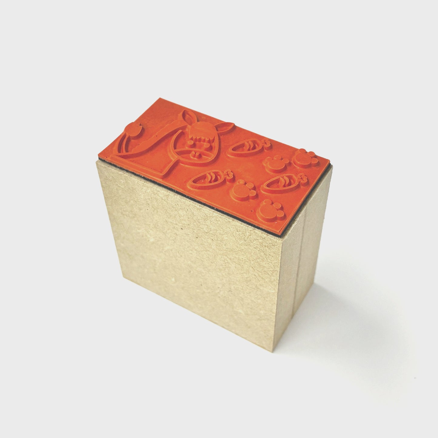 ２３. 完成品　(台木ＭＤＦ)台木サイズ縦３３ｍｍ×横６２ｍｍ×高さ５８ｍｍ丈 見出し白箔 印面サイズ３０mm×５９mm以下 同じデザイン１種類 １０個 ※合計３０個から注文可