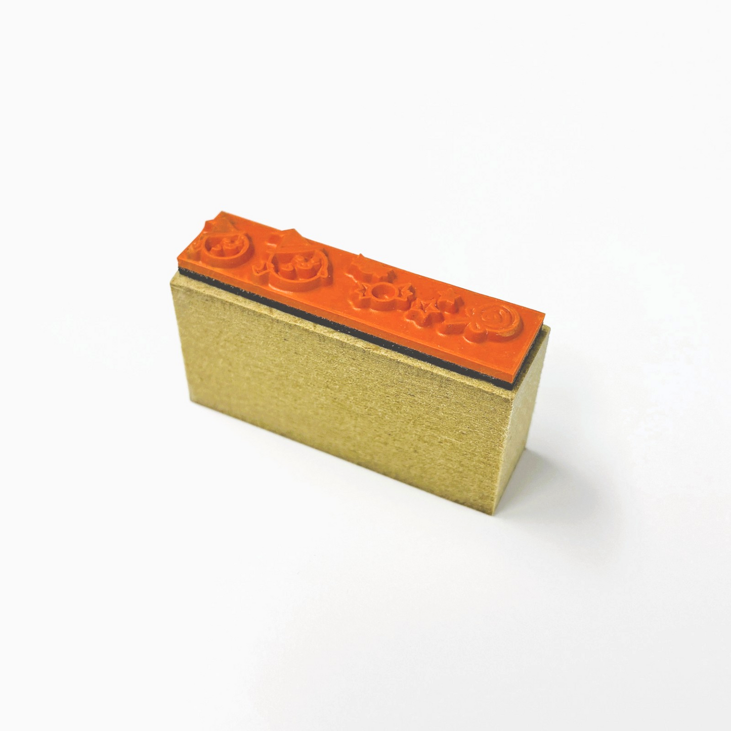 ３ . 完成品　(台木ＭＤＦ)台木サイズ縦１２ｍｍ×横４２ｍｍ×高さ２１ｍｍ丈 見出し無地 印面サイズ9mm×３９mm以下 ※同じデザイン１種類 １０個　※合計３０個から注文可　