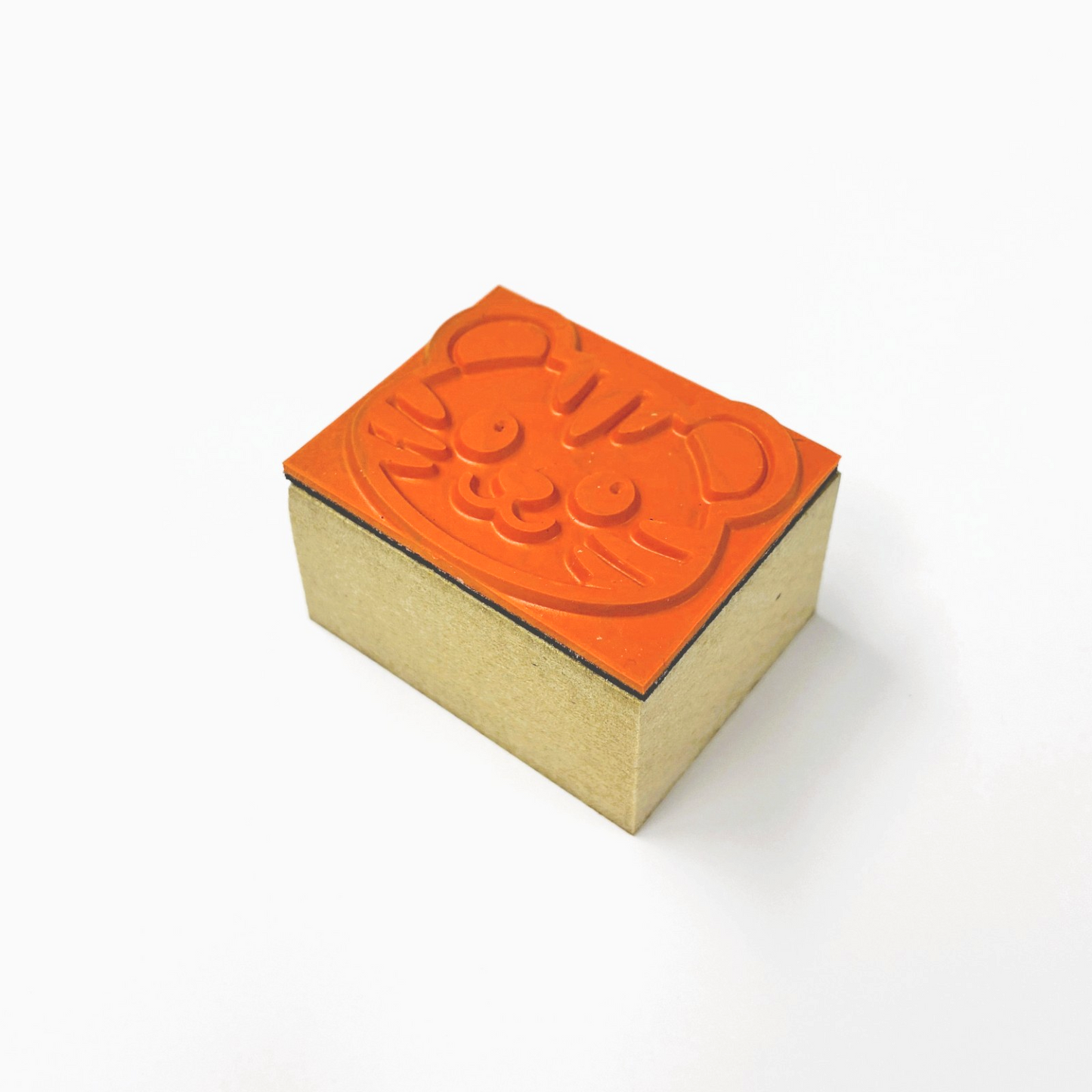 ９ . 完成品　(台木ＭＤＦ)台木サイズ縦３３ｍｍ×横４２ｍｍ×高さ２１ｍｍ丈 見出し無地 印面サイズ３０mm×３９mm以下 同じデザイン１種類 １０個 ※合計３０個から注文可