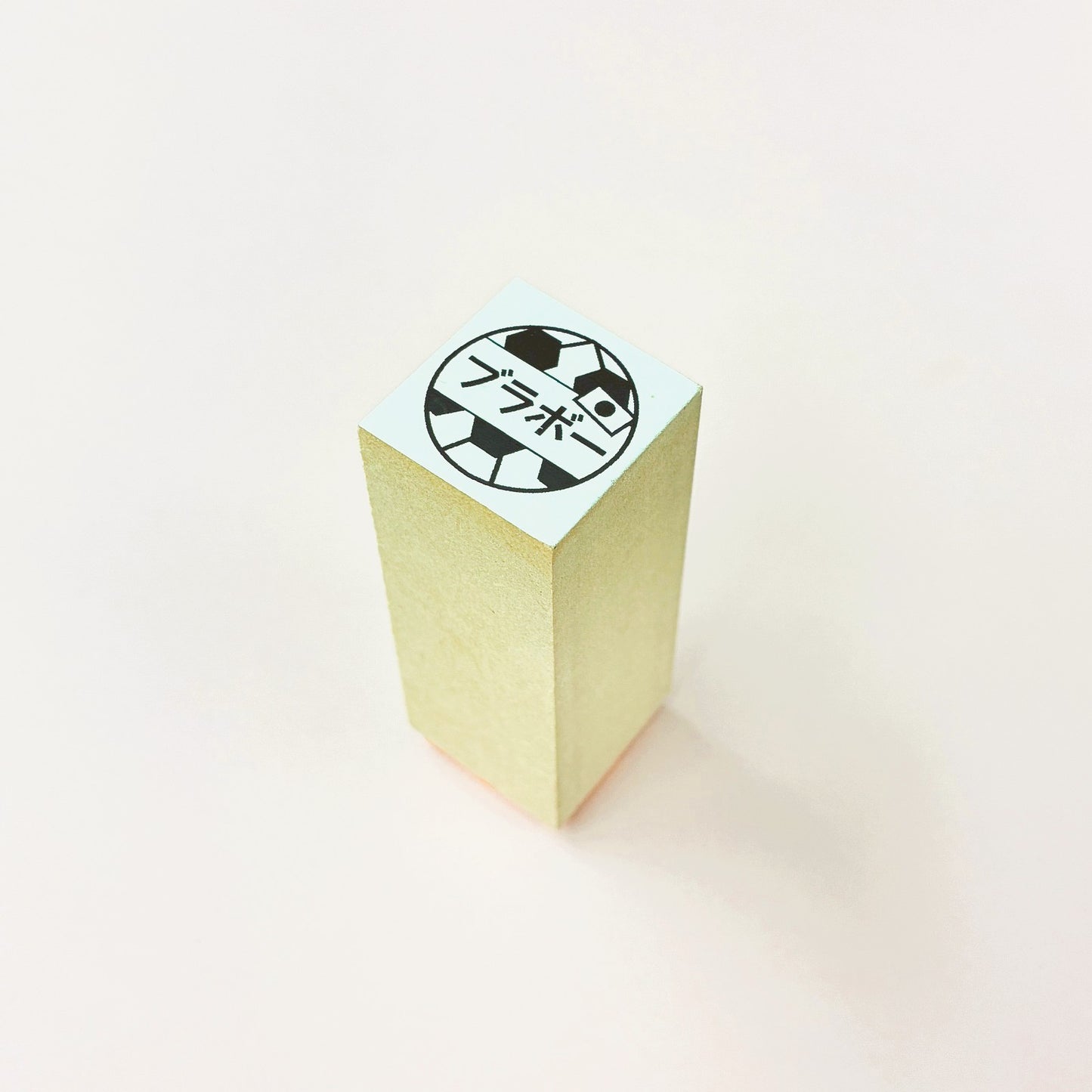 １６. 完成品　(台木ＭＤＦ)台木サイズ縦２２.５ｍｍ×横２２ｍｍ×高さ５８ｍｍ丈 見出し白箔 印面サイズ１９mm×１９mm以下 同じデザイン１種類 １０個 ※合計３０個から注文可