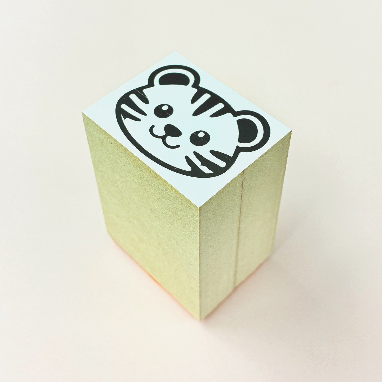 ２２. 完成品　(台木ＭＤＦ)台木サイズ縦３３ｍｍ×横４２ｍｍ×高さ５８ｍｍ丈 見出し白箔 印面サイズ３０ｍm×３９mm以下 同じデザイン１種類 １０個 ※合計３０個から注文可