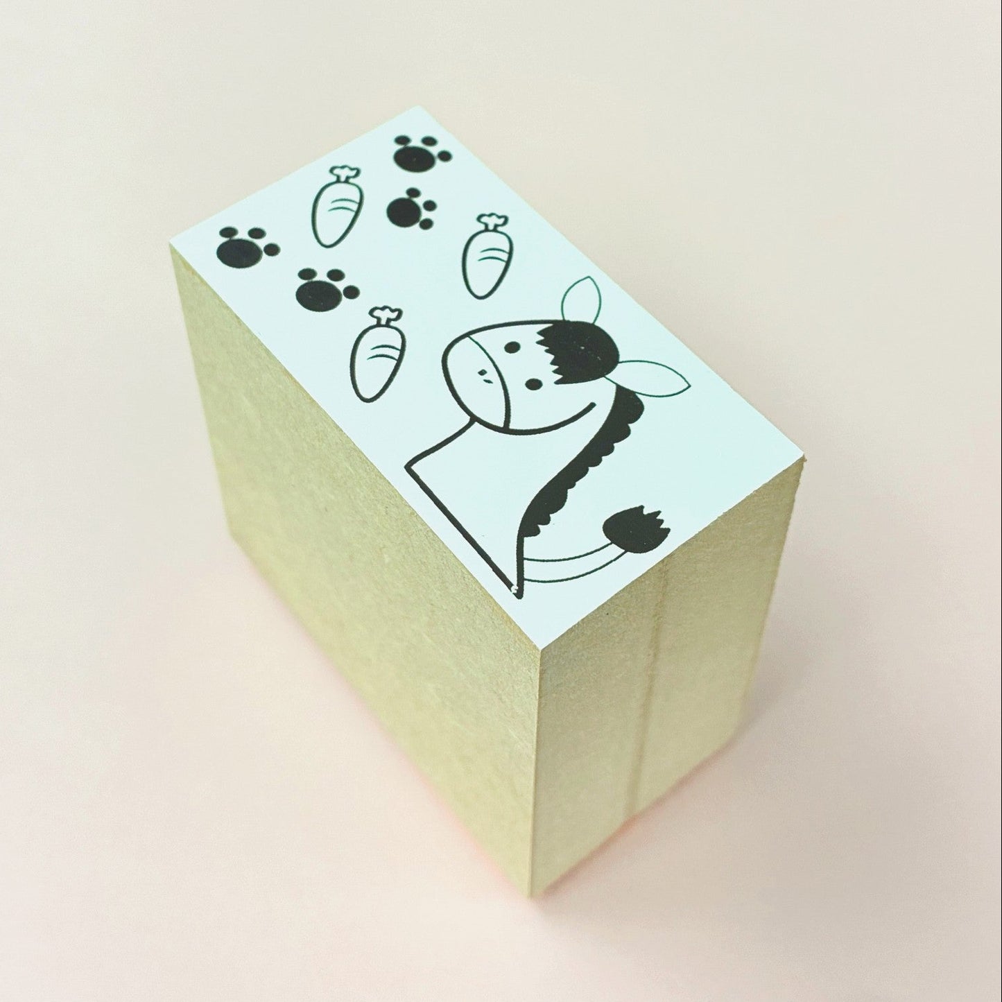２３. 完成品　(台木ＭＤＦ)台木サイズ縦３３ｍｍ×横６２ｍｍ×高さ５８ｍｍ丈 見出し白箔 印面サイズ３０mm×５９mm以下 同じデザイン１種類 １０個 ※合計３０個から注文可